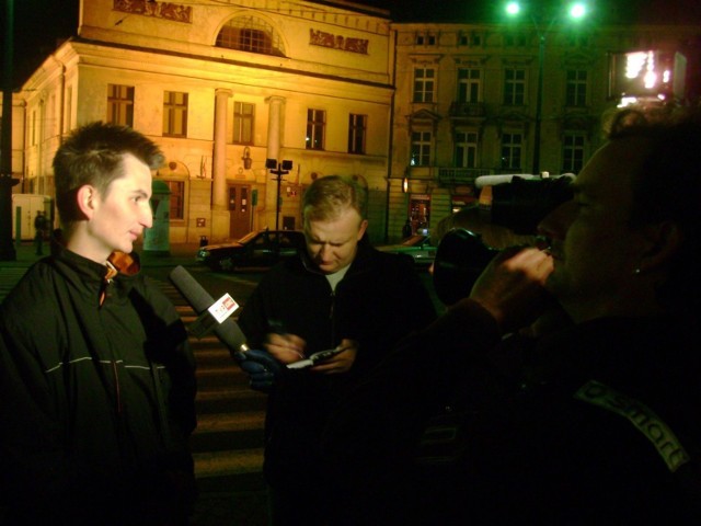 Przemysław Ledzian (po lewo). Na placu Wolności pojawili się dziennikarze wszystkich og&oacute;lnopolskich stacji informacyjnych oraz przedstawiciele medi&oacute;w lokalnych.