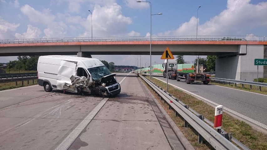 Pijany kierowca dostawczym citroenem wjechał w barierki na S8 w Studziankach i zablokował drogę [ZDJĘCIA]