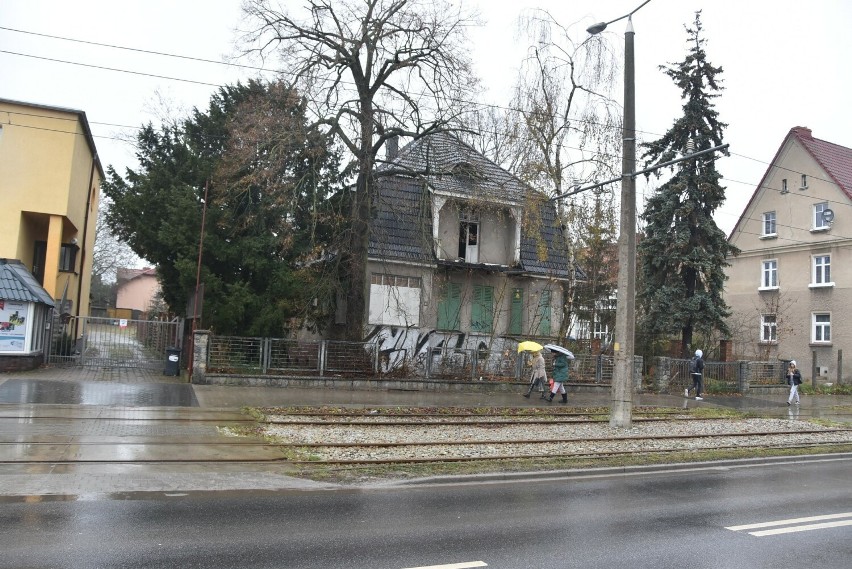 Willa przy ul. Kazimierza Wielkiego stoi opuszczona od lat.