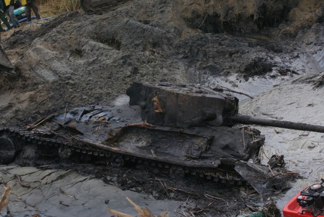 Czołg Valentine z czasów II wojny światowej wydobyty z rzeki Warty