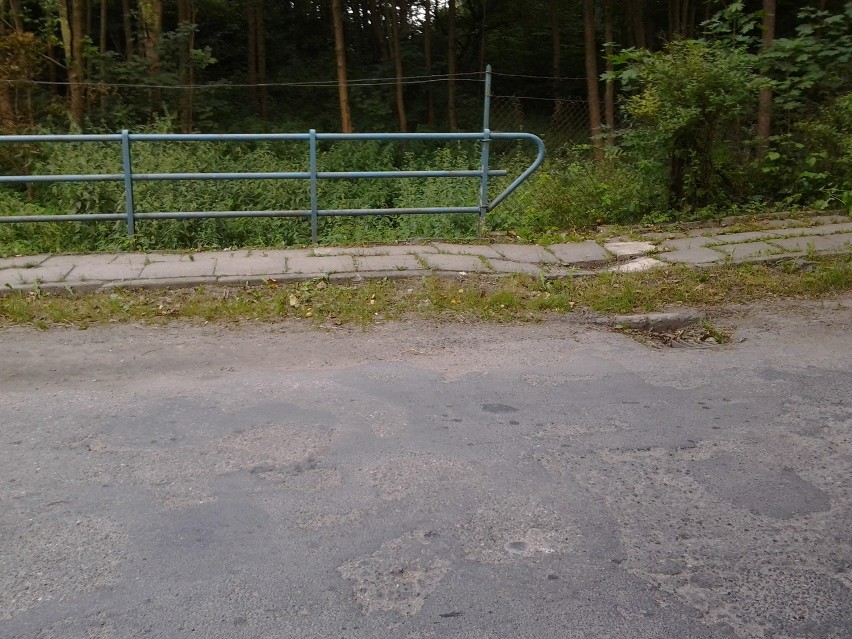 Dziurawa droga w Myślicach