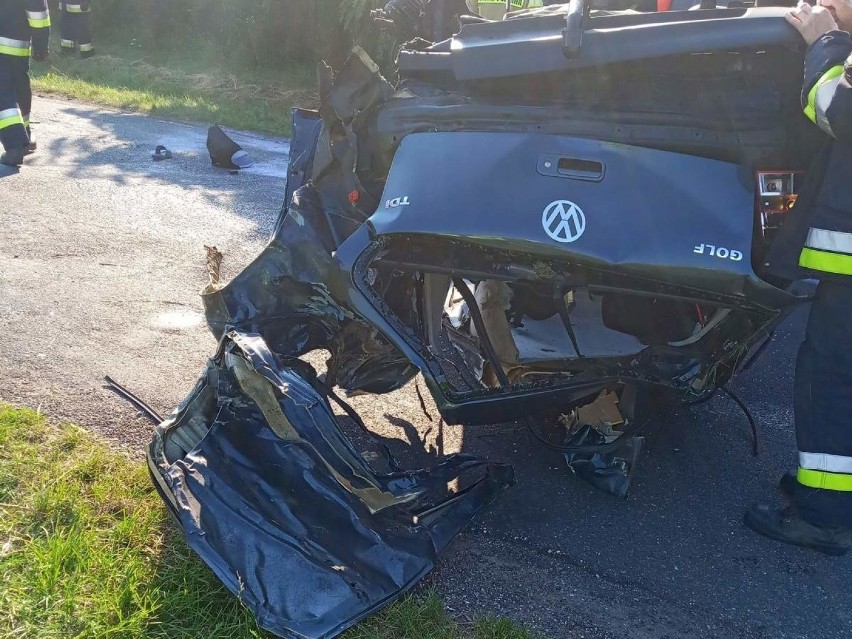 Wypadek w Bartłomiejowicach. Samochód uderzył w drzewo, potem w BMW i dachował [zdjęcia]