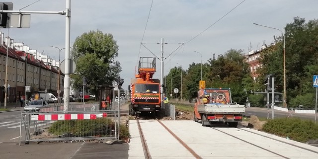 Remont torowiska tramwajowego na Hallera.