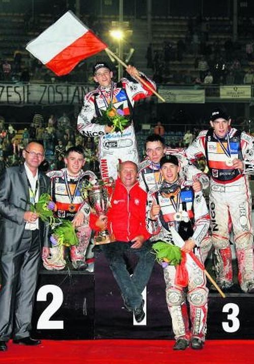 Mistrzowie świata juniorów na podium w Gorzowie. Z narodową flagą Przemysław Pawlicki. Od lewej: Piotr Szymański (przewodniczący GKSŻ), Grzegorz Zengota, Marek Cieślak (trener), Dawid Lampart, Maciej Janowski i Artur Mroczka.