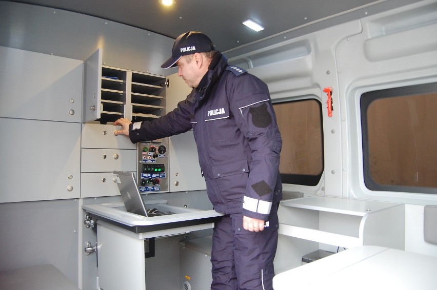 Komenda Powiatowa Policji w Kościerzynie dostała nowoczesny radiowóz. Zobacz zdjęcia