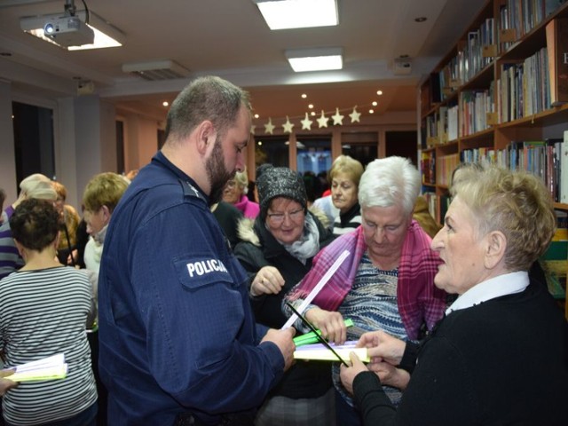 Mieszkańcy spotkali się z policjantami w Bibliotece Publicznej im. Zaślubin Polski z Morzem w Pucku - 8 grudnia 2022 r.