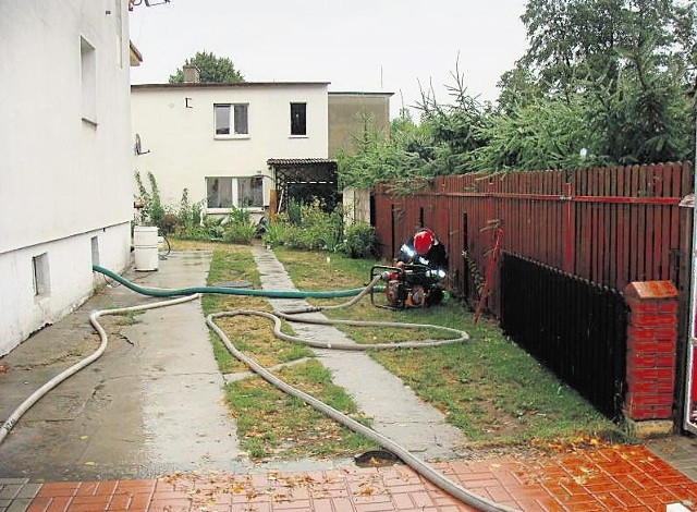 Strażacy często pompują wodę z zalanych pomieszczeń