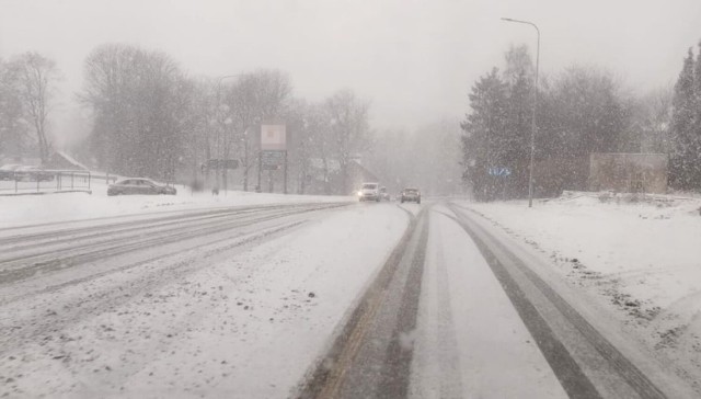 Śnieg utrudnia ruch na drogach w Krośnie i okolicy