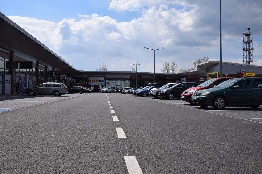 Klienci zwracają uwagę na mały parking przy parku handlowym.