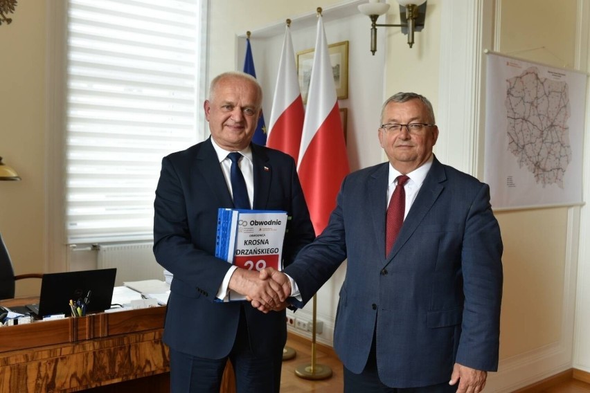 Minister infrastruktury Andrzej Adamczyk (z prawej) podczas...