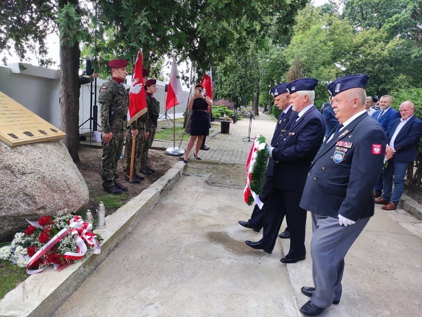 Dziś (27 sierpnia) o godzinie 14 na Cmentarzu Parafialnym przy Obelisku Lotników Ziemi Łęczyckiej odbyła się uroczystość upamiętniająca Lotników Ziemi Łęczyckiej