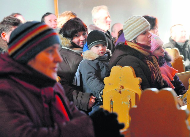 Wybierając się na mszę, nie zapomnijmy o szaliku, czapce, rękawicach i ciepłej kurtce