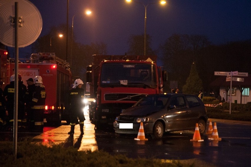 W Pniewach na ulicy Poznańskiej zderzyła się osobówka z autem ciężarowym FOTO