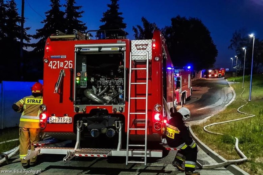 Pożar hali w Mikołowie. Ogień wybuchł w nocy, Jaki bilans strat? ZDJĘCIA