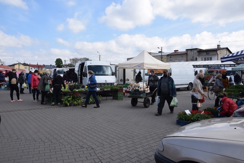 Skierniewickie targowisko w starym stylu z ubraniami i  wszelkim drobiazgiem [ZDJĘCIA]