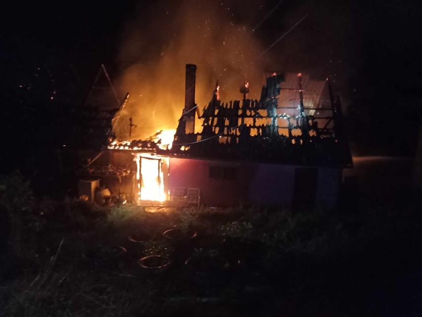 Ponad trzy godziny walczyli z pożarem. Ogień strawił drewniany dom w Lipnicy Wielkiej