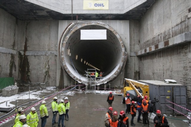 Jedna z gotowych nitek ma długość 1072 metrów. Pierwsi przeszli ...