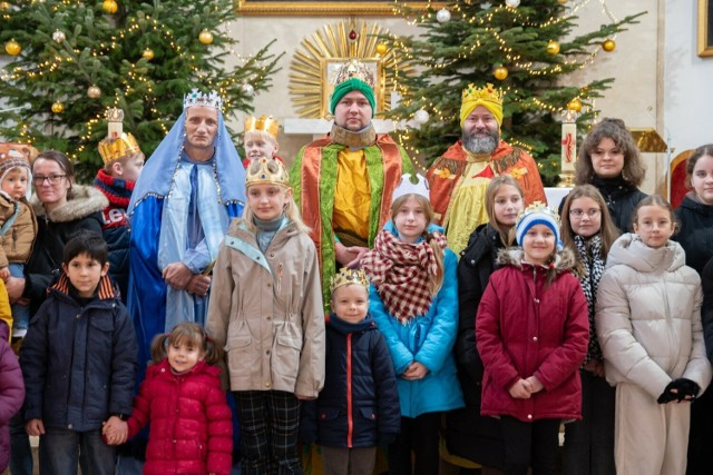 Trzej Królowie uczestniczyli we mszy świętej w parafii w Kielcach-Białogonie.