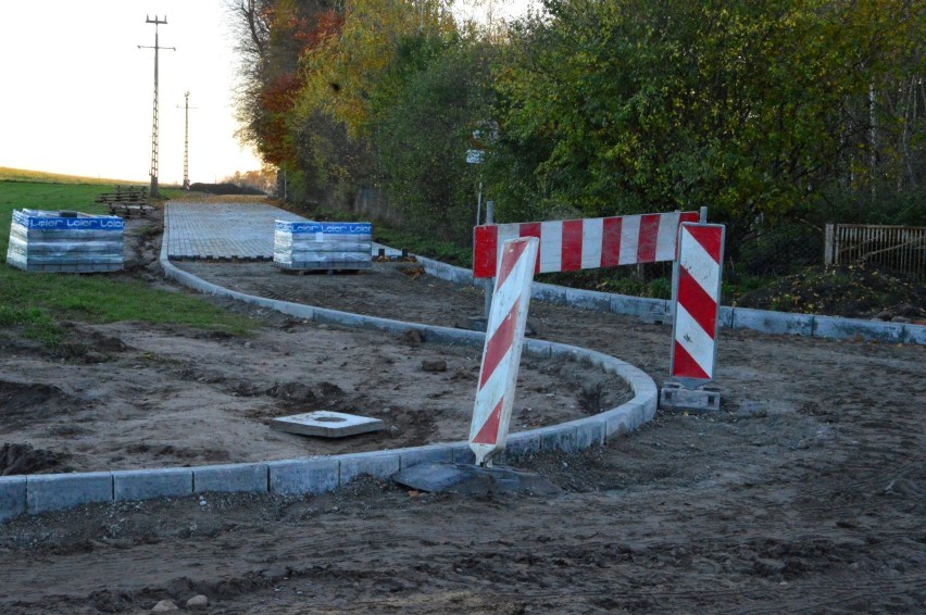 Gmina Prabuty. Trwa przebudowa drogi przy cmentarzu w Rodowie [ZDJĘCIA]