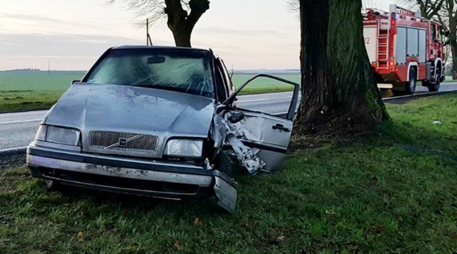 W czwartek, 23 listopada, na drodze pod Gorzowem doszło do wypadku. Kobieta, która była kierowcą, jest ranna. Jest w szpitalu.

27-latka siedząca za kierownicą volvo jechała z z Różanek w kierunku Gorzowa. Przy wyprzedzaniu rowerzystki wpadła w poślizg i straciła panowanie nad samochodem. Auto bokiem uderzyło w drzewo.

Ranna 27-latka została przewieziona do szpitala. Kobieta była przytomna.
-&nbsp;Na drogach jest już ślisko. Dostosujmy prędkości do warunków panujących na trasach i pozwólmy sobie bezpiecznie dojechać do celu – przypomina nadkom. Marek Waraksa, naczelnik gorzowskiej drogówki.

Poważny wypadek w Gorzowie. Trzy osoby ranne



