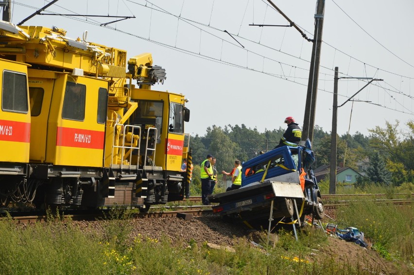 Wypadek na przejeździe kolejowym w Miedniewicach. Samochód wjechał pod pociąg [ZDJĘCIA]