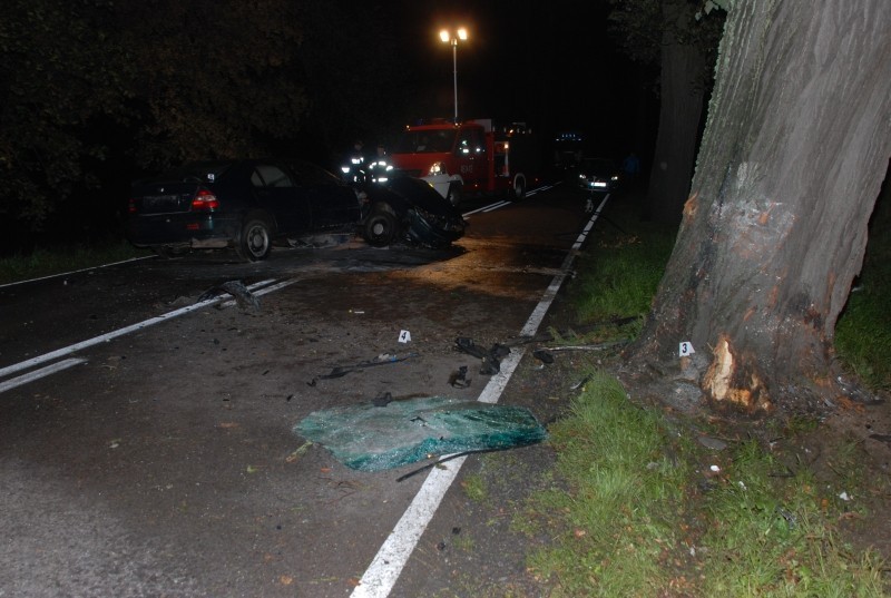 Wypadek Otłówko: Nie żyje 29-letni kierowca. Uderzył w drzewo