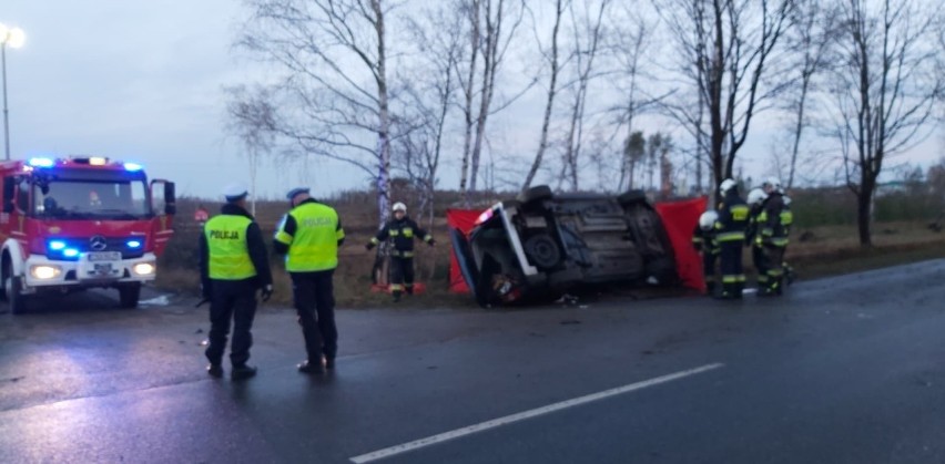 Śmiertelny wypadek w Paterku pod Nakłem. Samochód dachował, jedna osoba nie żyje