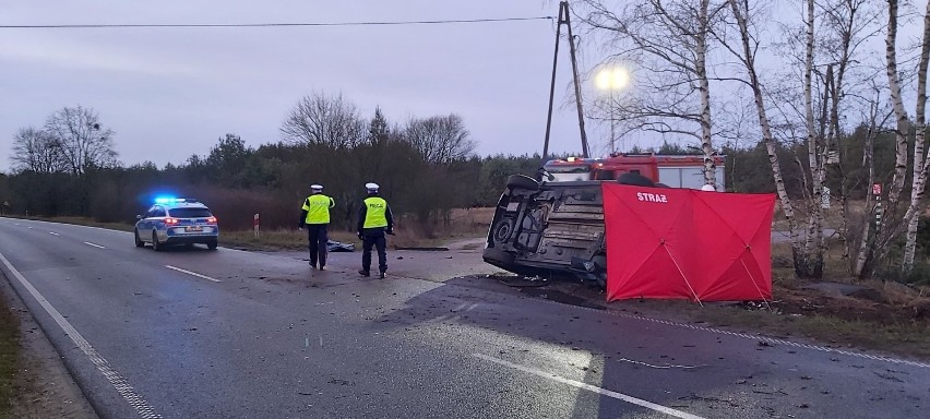 Śmiertelny wypadek w Paterku pod Nakłem. Samochód dachował, jedna osoba nie żyje