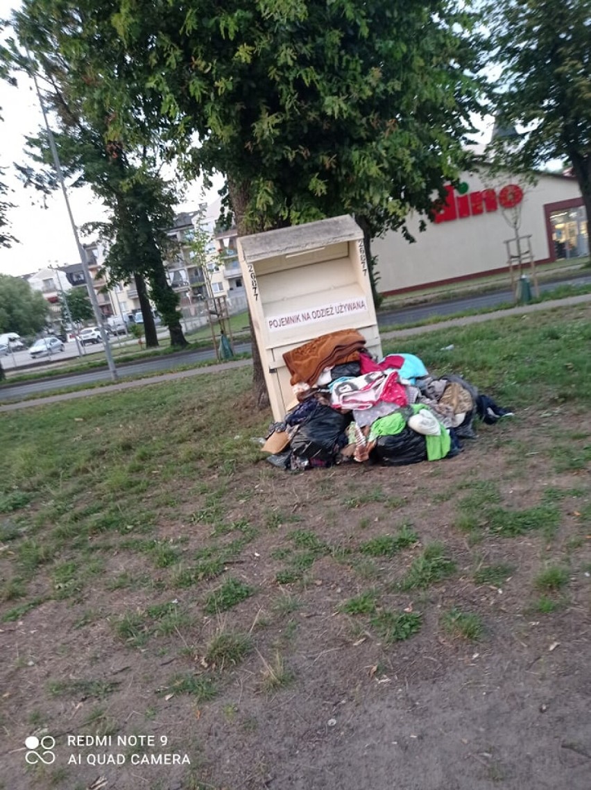 Bałagan przy pojemniku na używaną odzież w Szczecinku [zdjęcia]