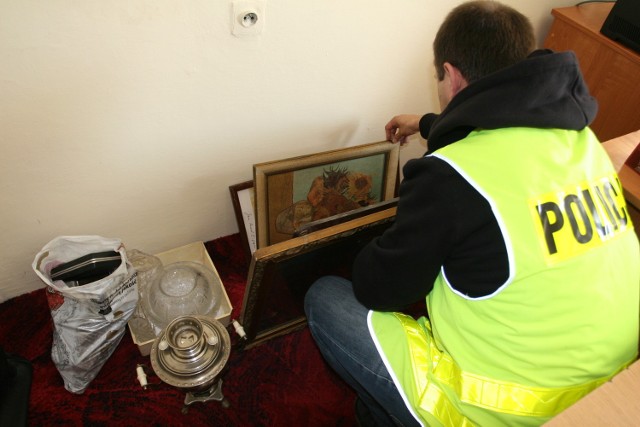 Policjanci odzyskali m. in. obrazy, samowar do herbaty i serwis stołowy