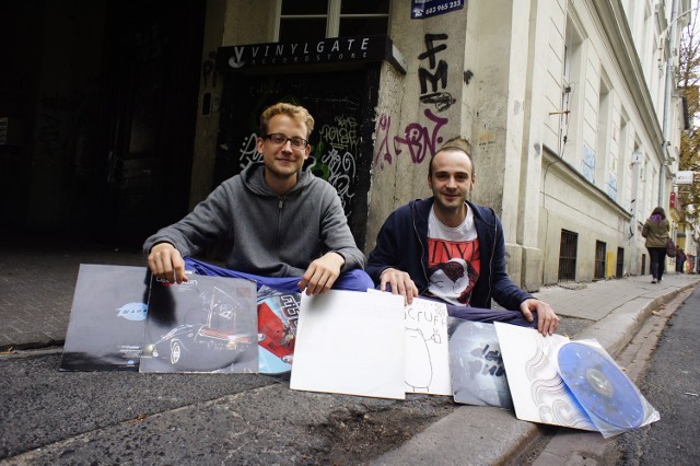 Philipp Weymann i Szymon Jurga przed swoim sklepem Vinylgate Recordstore