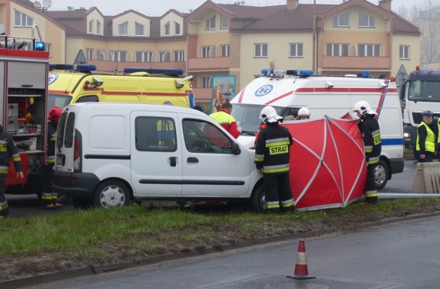 Wypadek na wiadukcie w Lesznie. Nie żyje 62-letni mężczyzna, który uderzył autem w latarnię.