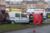 Wypadek na wiadukcie w Lesznie: Starszy mężczyzna zmarł [ZDJĘCIA]