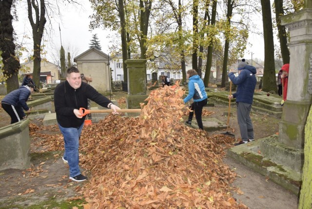 Najstarsza grupa wychowanków Specjalnego Ośrodka Szkolno-Wychowawczego sprzątała we wtorek, 29 października cmentarz św. Stanisława przy ul. Rawskiej. Młodzież wygrabiała liście spomiędzy grobów.