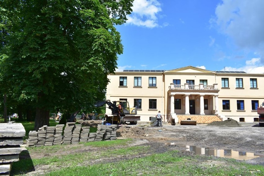 Gmina Wąpielsk doczeka się sali koncertowej? W Radzikach Dużych ruszył remont wokół ruin zamku  