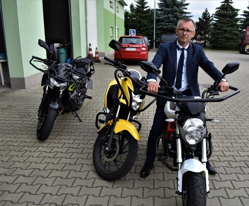 Tarnów. Kursanci zdają egzaminy w MORD na nowiutkich motocyklach