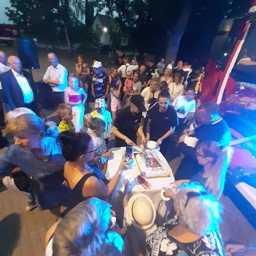 Strażacy z OSP Cedry Wielkie przywitali nowy wóz strażacy. W zakupie pomogła gmina, władze powiatu gdańskiego oraz mieszkańcy i sponsorzy 