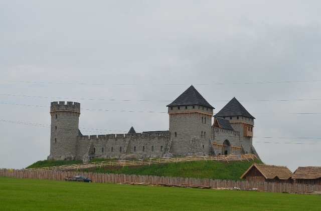 Warownia z wapienia i drewnianych bali robi wrażenie