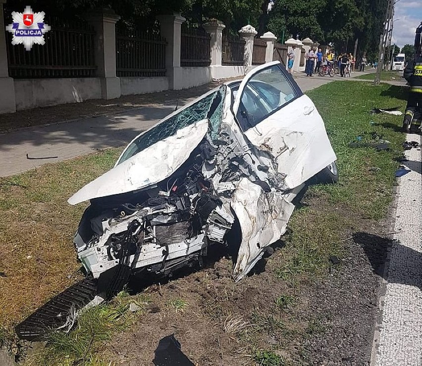 Wypadek w Gościeradowie. Samochód zderzył się z dwiema ciężarówkami. Kierowca osobówki trafił do szpitala