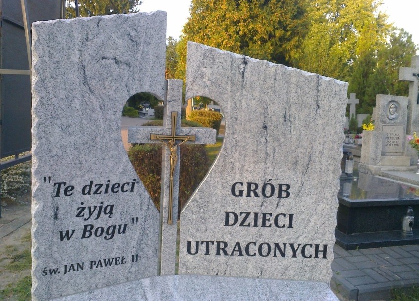 Inskrypcja na Grobie Dzieci Utraconych w Ostrowcu...