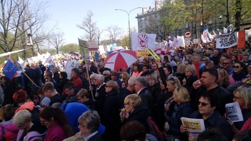 Nauczyciele z Inowrocławia na ogólnopolskiej manifestacji przed MEN [zdjęcia]