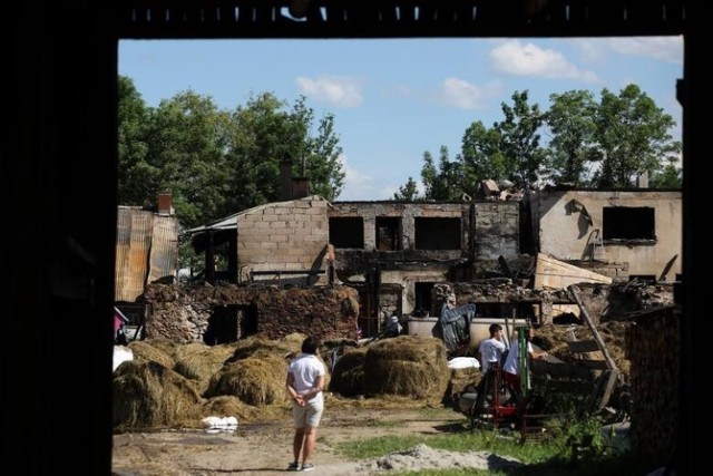 Ogromny pożar na Podhalu zabrał dom wielu ludziom. Będzie można im pomóc w Dąbrowie Górniczej.

Zobacz kolejne zdjęcia. Przesuwaj zdjęcia w prawo - naciśnij strzałkę lub przycisk NASTĘPNE