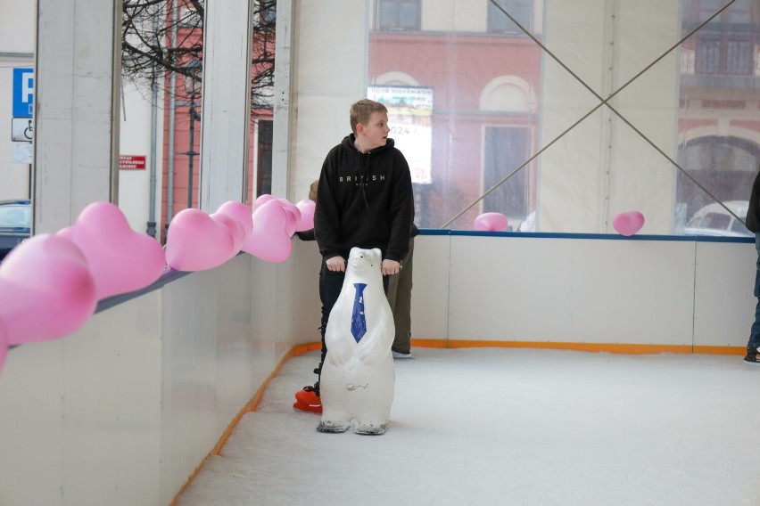 Walentynkowa zabawa na lodowisku w Olkuszu