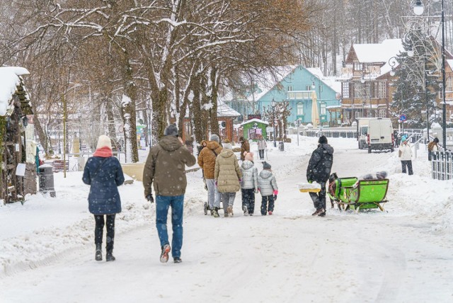 Branża turystyczna cieszy się z zimy i turystów, na nadmiar śniegu narzekają mieszkańcy
