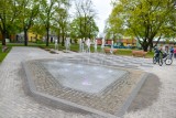 Nowy park z fontanną w Lesznie otwarty. Idealnie na majówkę 2022. Całość dla bezpieczeństwa pod okiem kamer