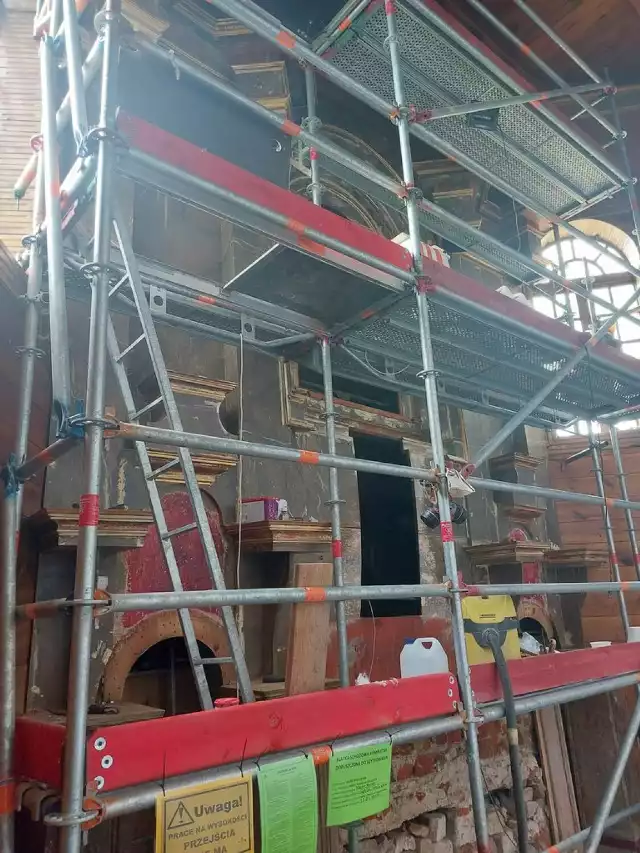Trwają prace w kościele w Topoli Królewskiej. Odnowiony zostanie ołtarz główny