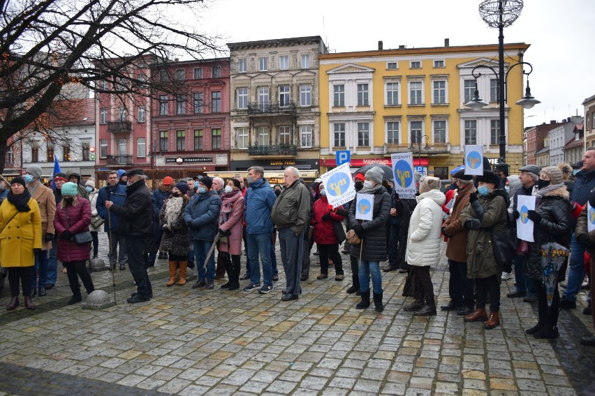 Mieszkańcy Ostrowa Wielkopolskiego protestujący przeciwko przyjętej ustawie LEX TVN.