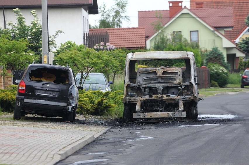 Spalone dwa samochody w Legnicy (ZDJĘCIA)