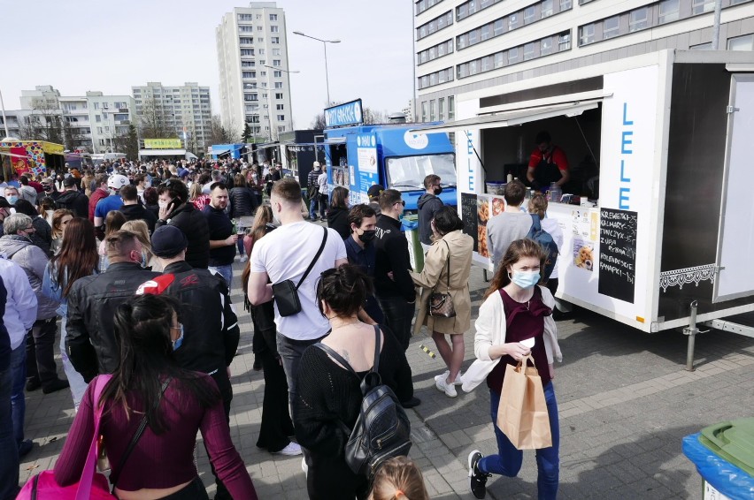 Food trucki rozpoczęły sezon w Warszawie. Mieszkańcy tłumnie przybyli na IV Ursynowski Festiwal Streetfoodu