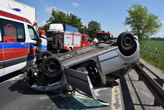 Do wypadku doszło w piątek 26 maja, około godziny 14:30. W zdarzeniu brały udział dwa auta osobowe i ciężarówka. Samochody zderzyły się na "piątce" na wylocie z Głuchowie w kierunku na Poznań. Po wypadku dwóch pasażerów Skody zostało odwiezionych do szpitala.

Więcej:
Poważny wypadek na DK5 [ZDJĘCIA]